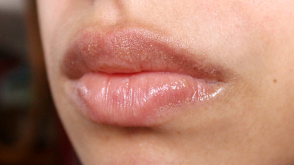 Application du soin lèvres et contour des lèvres bio Douceur de karité de la marque Karethic