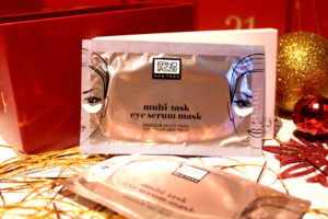 Sachet des patchs pour les yeux Multi Task Eye Serum mask de la marque Erno Laszlo présent dans la case 24 du calendrier de l'avent Look Fantastic 2018